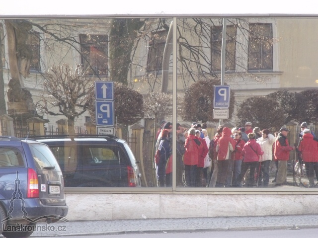 03_Schazime se_2_Odlesk ve vyloze pekarstvi.jpg
